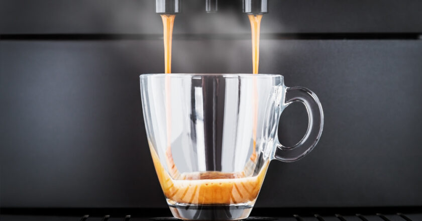Ekspres do kawy – na czym skupić uwagę podczas wyboru odpowiedniego sprzętu